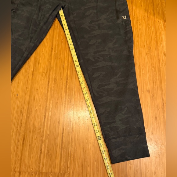 Vuori Men's Sunday Performance Jogger - Picture 11 of 12